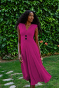 Vestido midi color buganvilla con corte evasé y flores en la cintura.