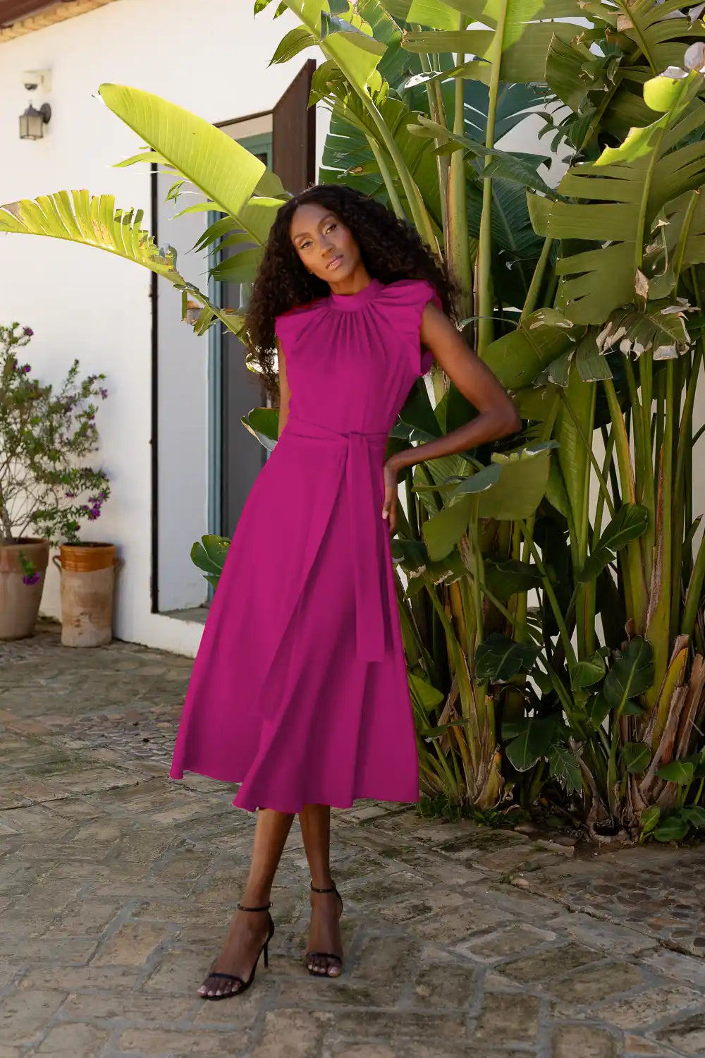 Vestido midi con frunces en el cuello y corte evasé de color buganvilla.