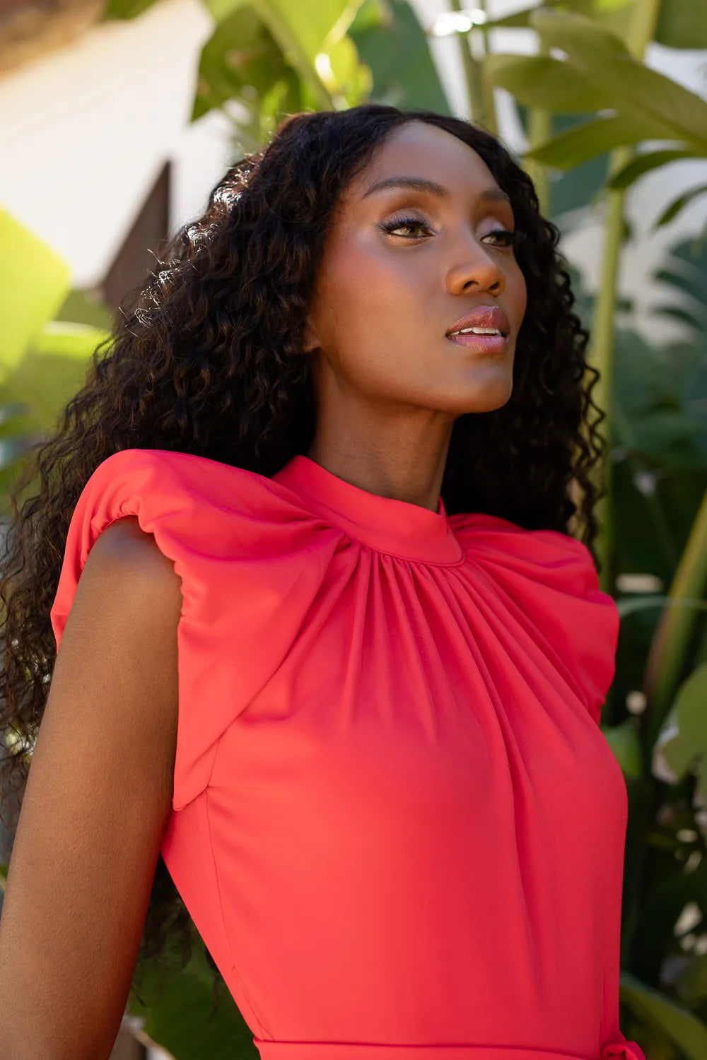 Vestido midi rojo con frunces en el cuello y corte evasé.