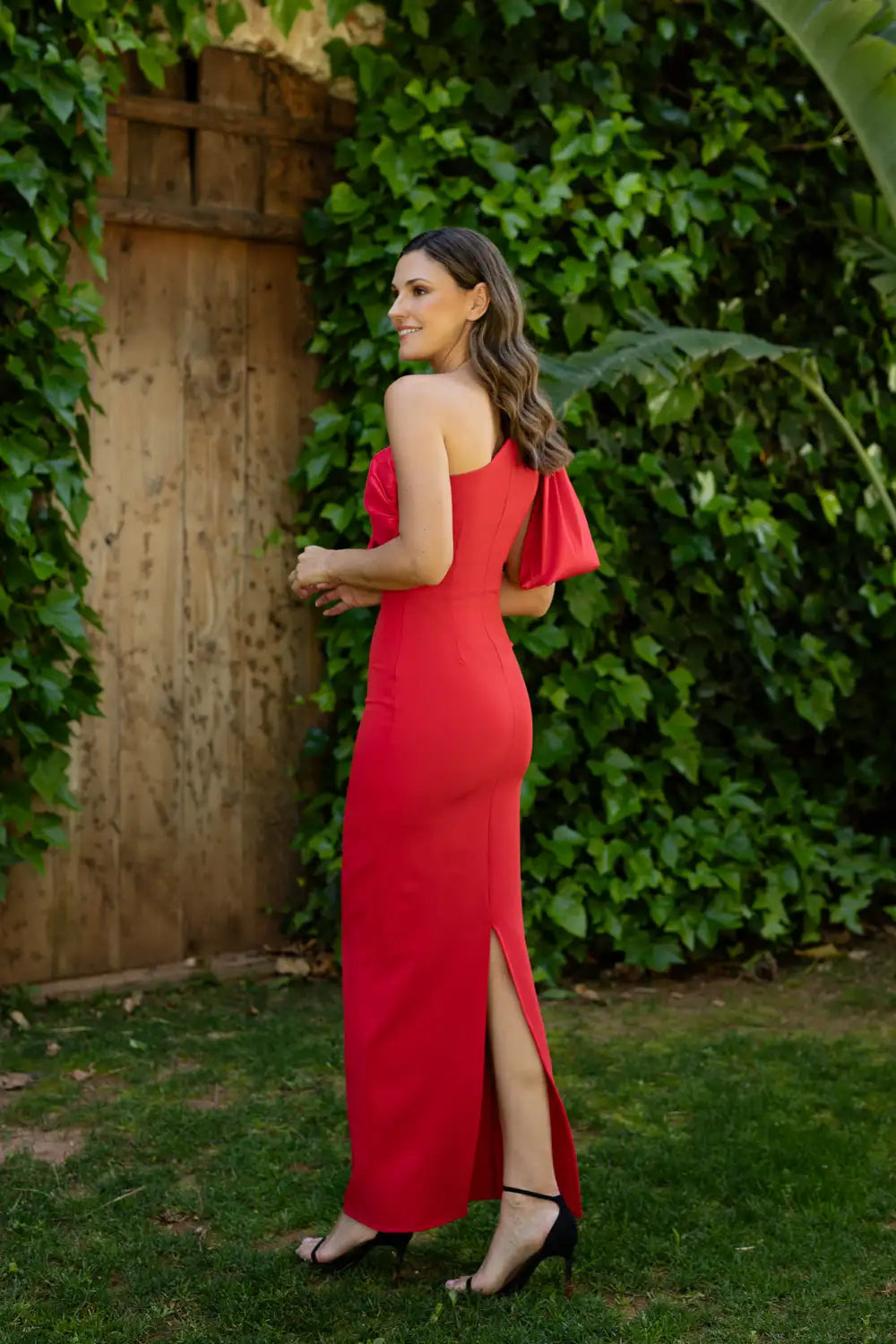 Vestido largo rojo con un maxi lazo en el hombro. Escote y espalda asimétricos.