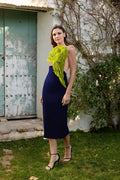 Vestido midi piedra marino y lima con maxi flor en el pecho y abertura en la falda.