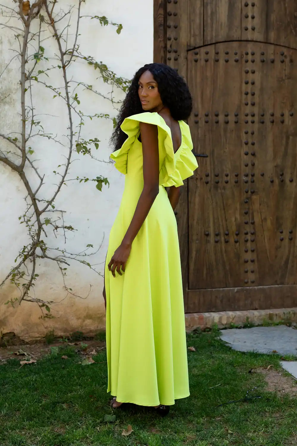 Vestido largo lima con maxi volantes y corte evasé. Escote y espalda en V.