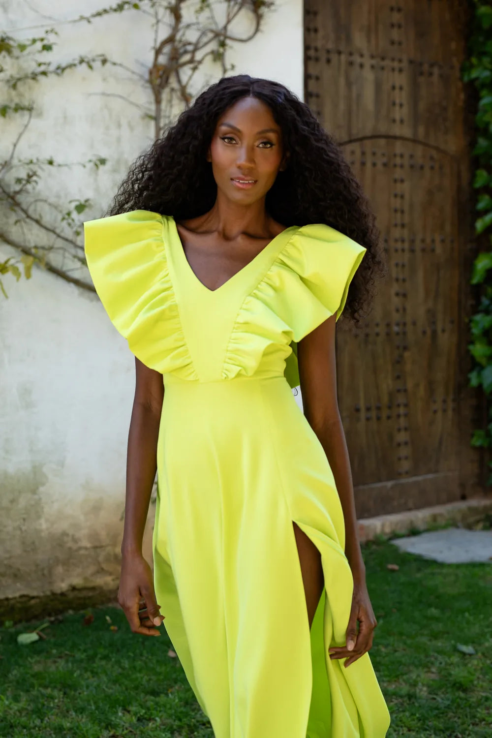 Vestido largo lima con maxi volantes y corte evasé. Escote y espalda en V.