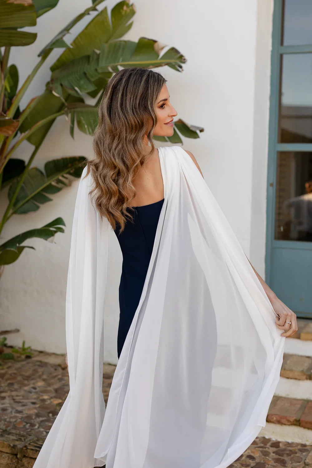 Vestido midi marino con gasa en la espalda. Escote en V y espalda abierta.