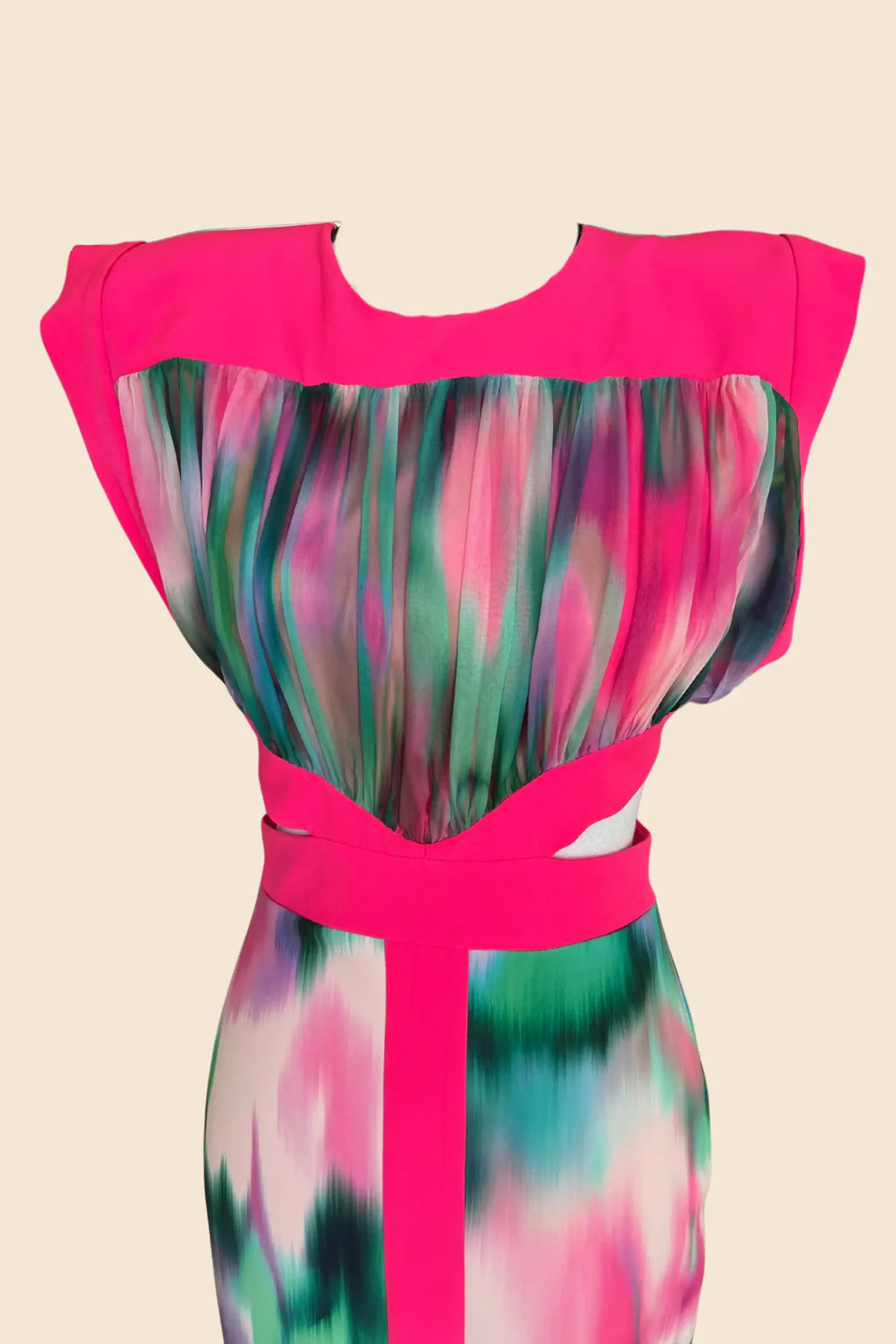 Vestido estampado verde y rosa con cu-out lateral y gasa en el pecho.
