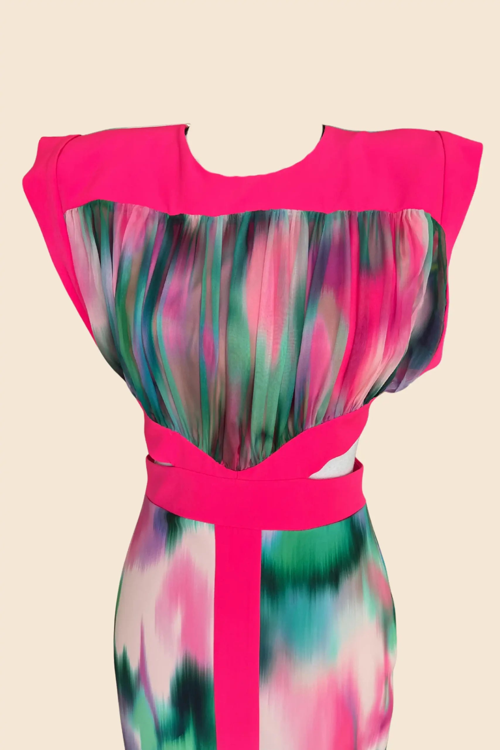 Vestido estampado verde y rosa con cu-out lateral y gasa en el pecho.