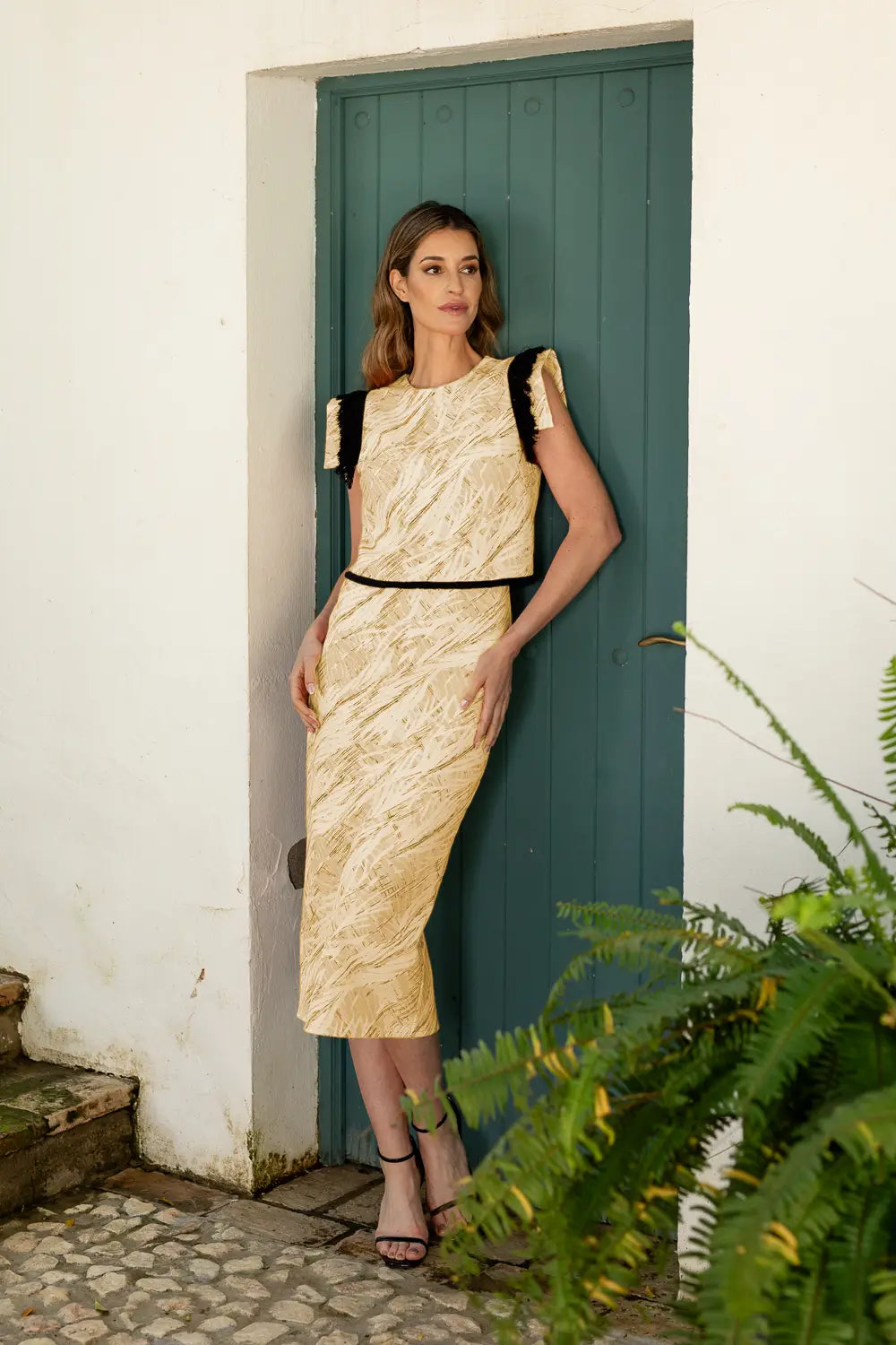Vestido midi estampado amarillo con flecos en hombros y cintura.