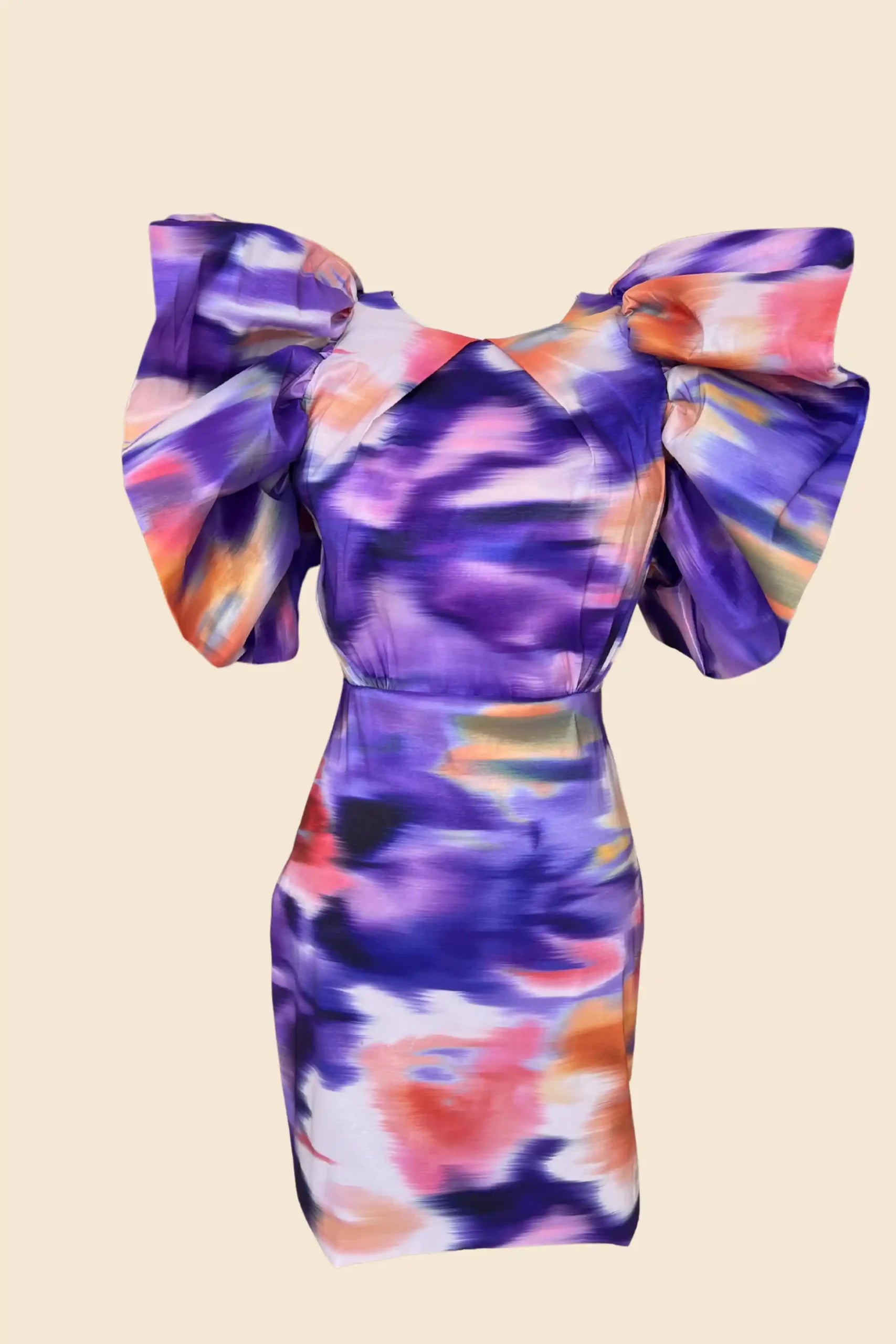 Vestido estampado morado y naranja corto con volantes en las mangas.
