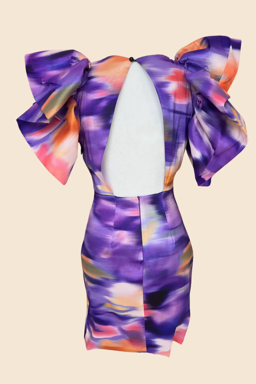 Vestido estampado morado y naranja corto con volantes en las mangas.