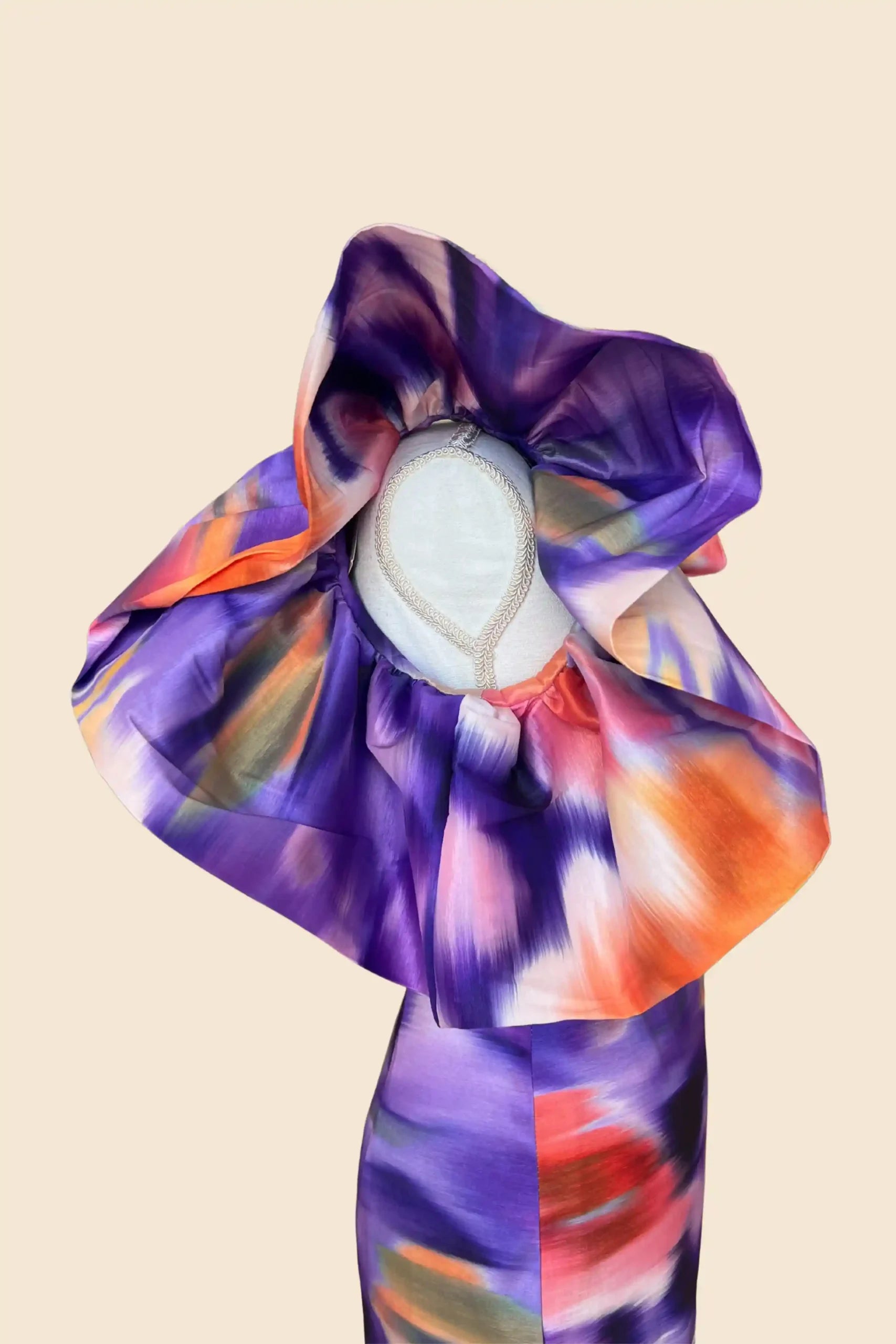 Vestido estampado morado y naranja corto con volantes en las mangas.