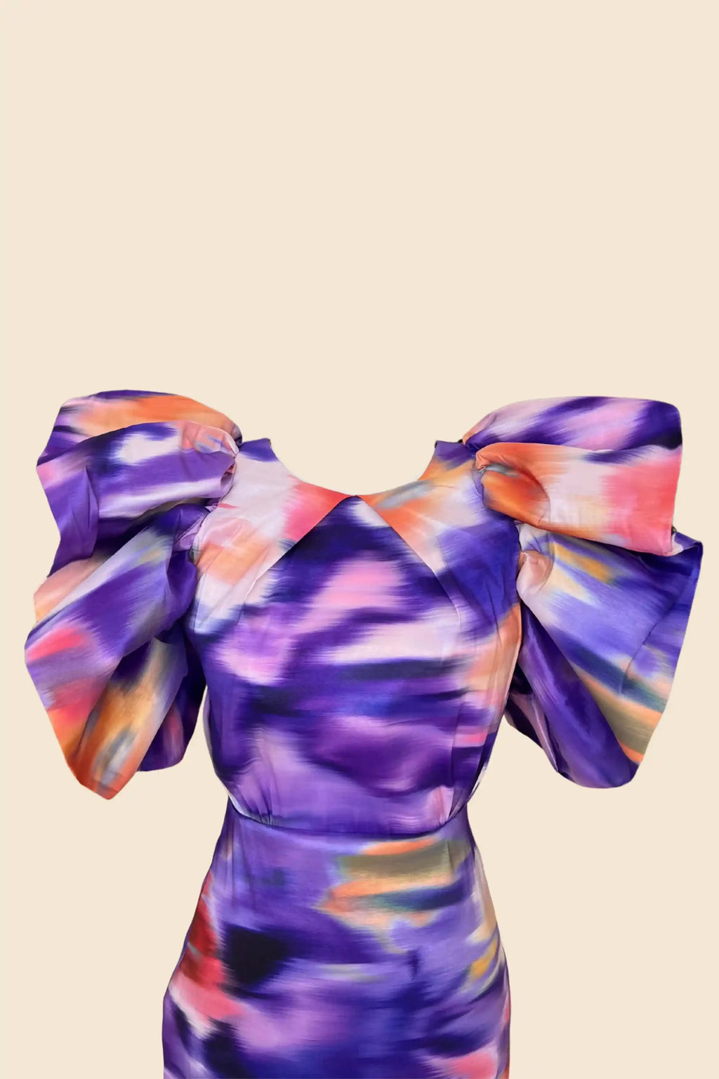 Vestido estampado morado y naranja corto con volantes en las mangas.