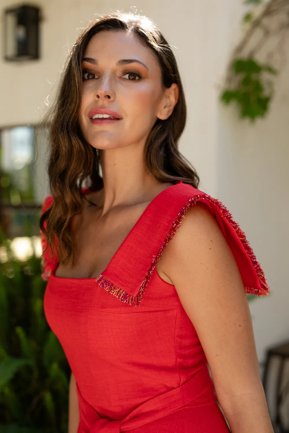 Vestido midi rojo con tirantes con hombreras y lazo frontal.