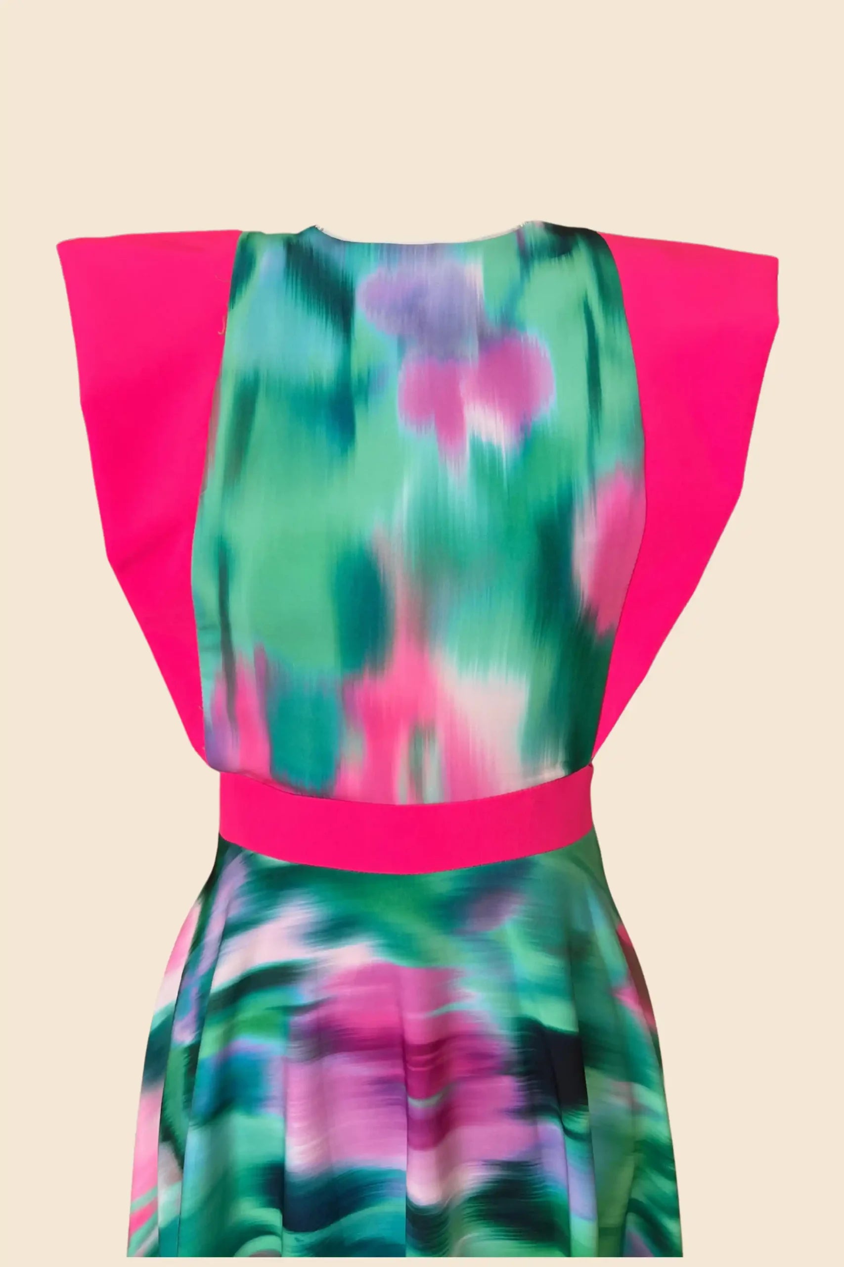 Vestido midi estampado verde y rosa con alerones rosas.