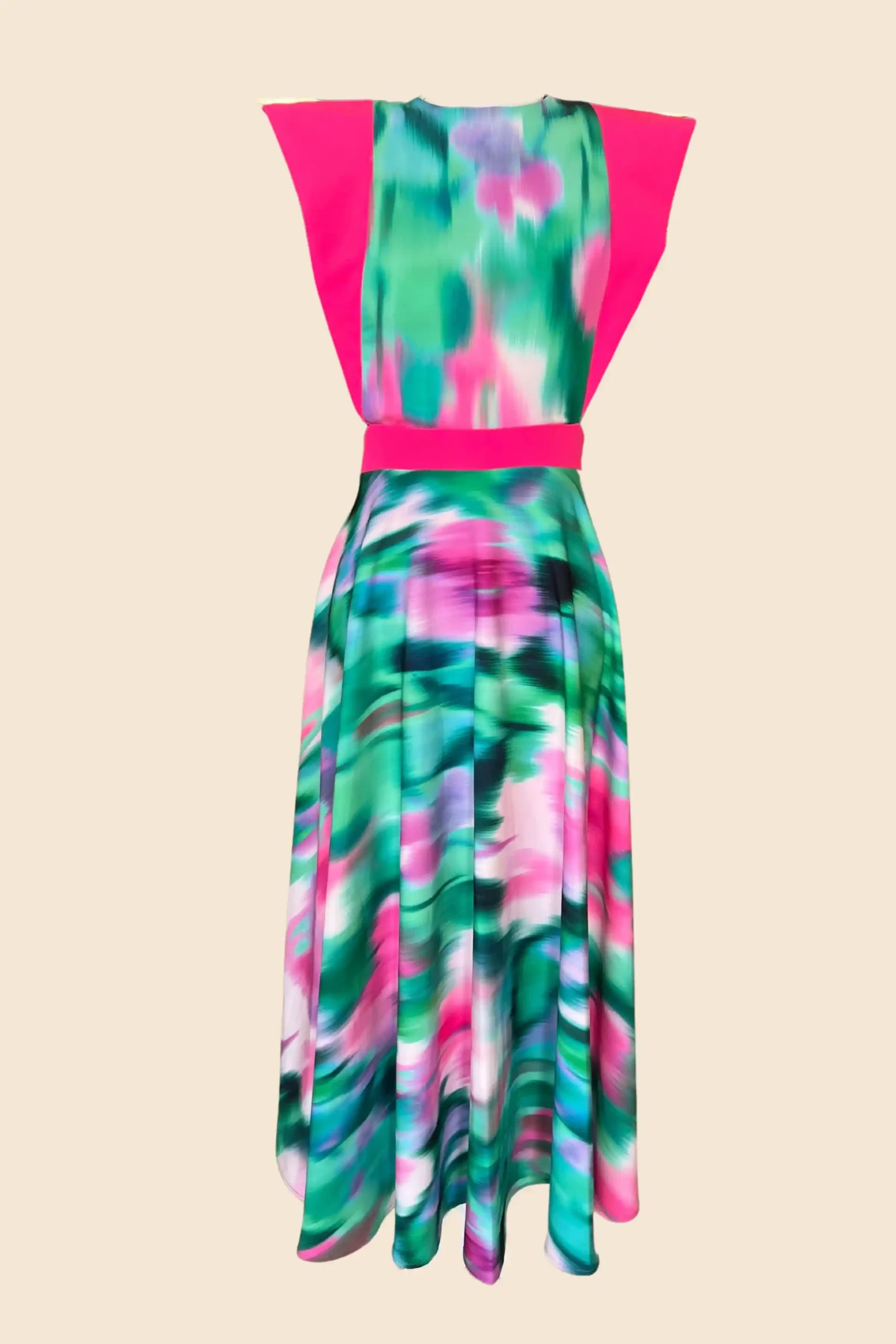 Vestido midi estampado verde y rosa con alerones rosas.