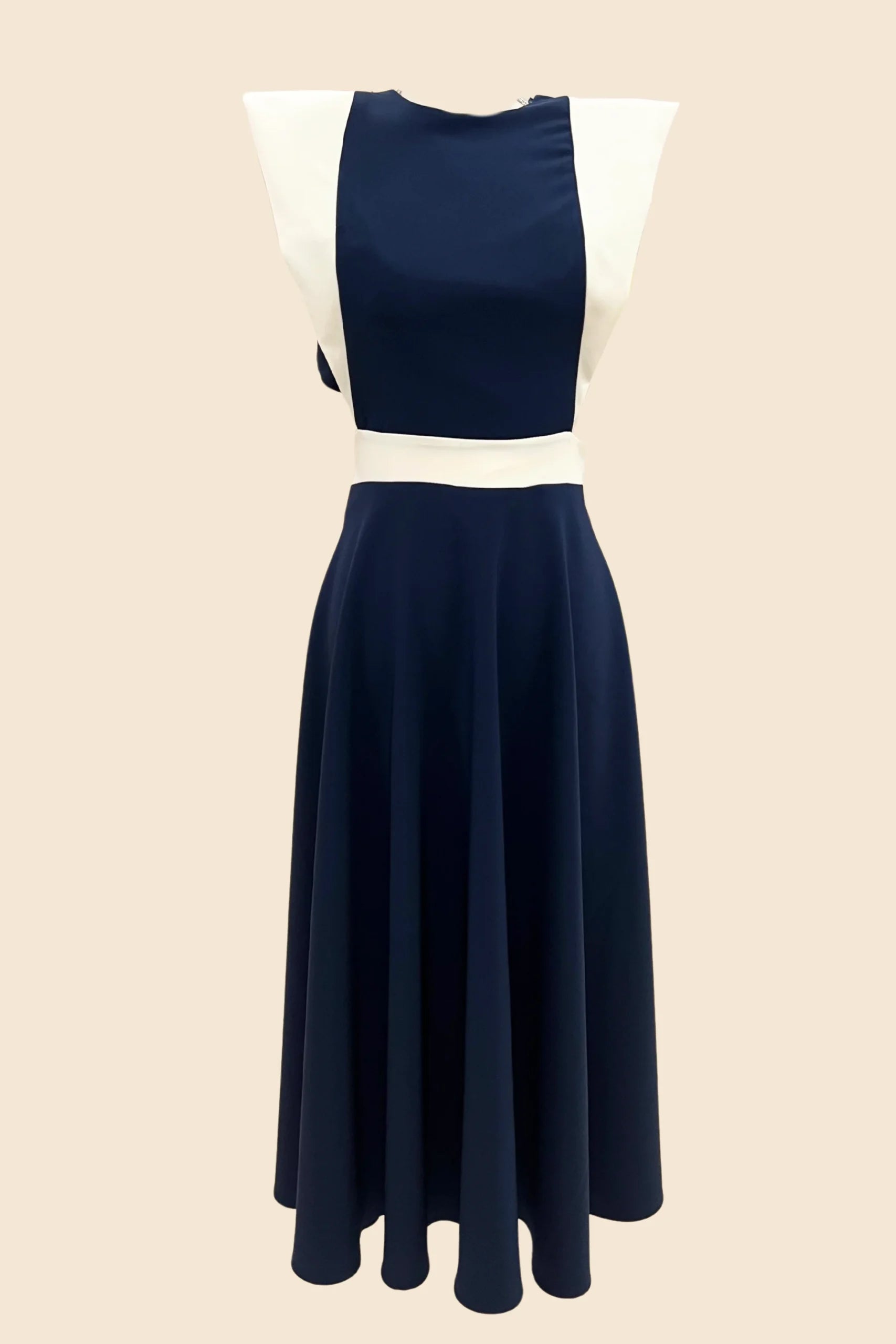 Vestido midi marino con alerones de color blanco.