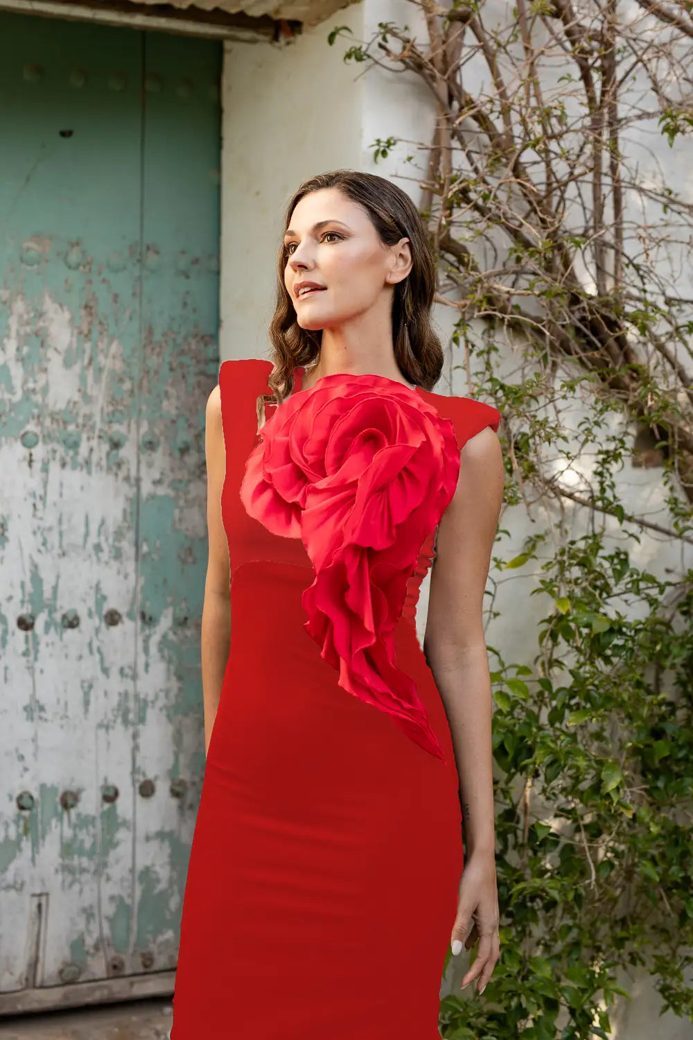 Vestido midi rojo con maxi flor en el pecho. Escote y espalda cerrados.