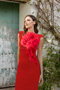 Vestido midi rojo con maxi flor en el pecho. Escote y espalda cerrados.