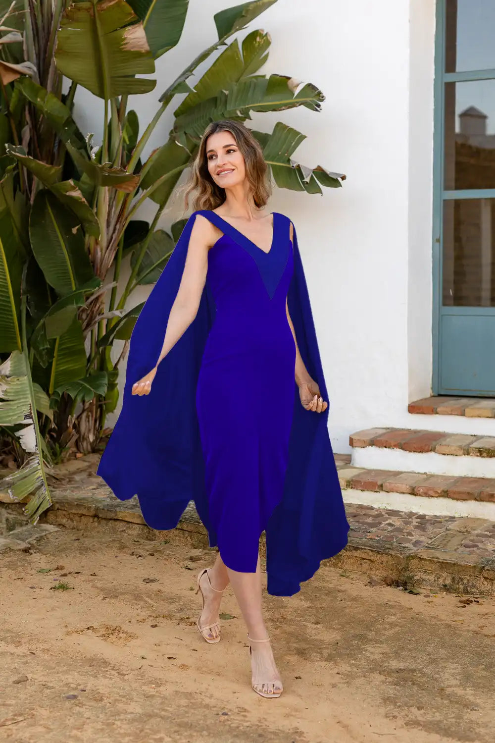 Vestido midi color tinta con capa de gasa y abertura en las piernas.