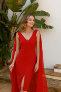 Vestido midi rojo con capa de gasa y abertura en las piernas.
