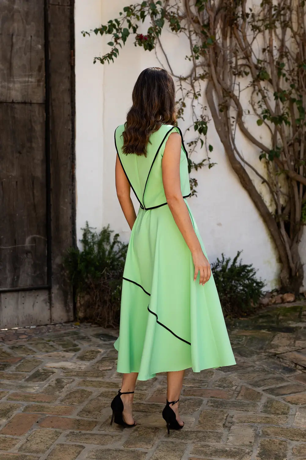 Conjunto de dos piezas de color manzana con detalles de picos en vivos.
