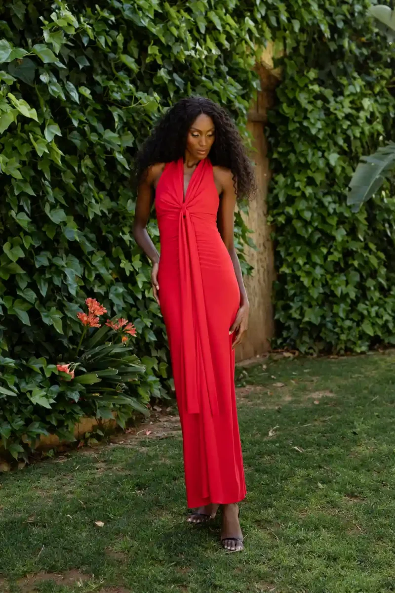 Vestido largo rojo de tirantes. Escote en pico y espalda abierta.