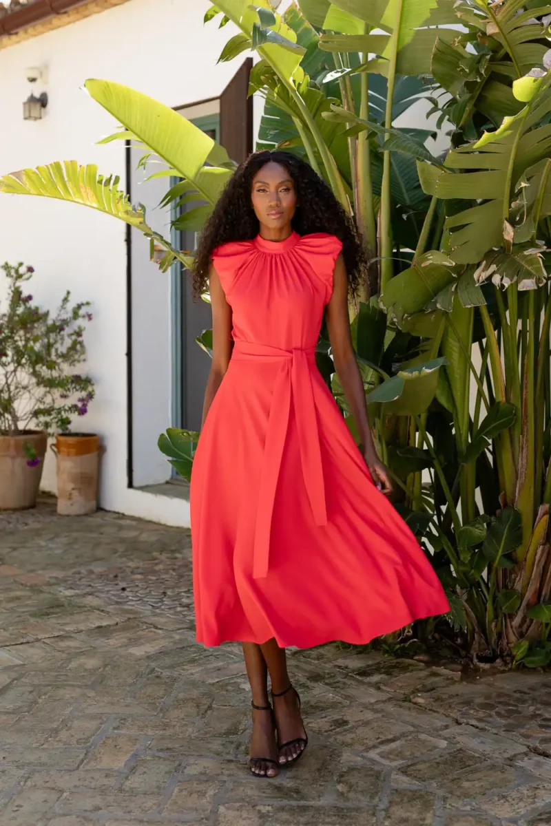 Vestido midi rojo con frunces en el cuello y corte evasé.