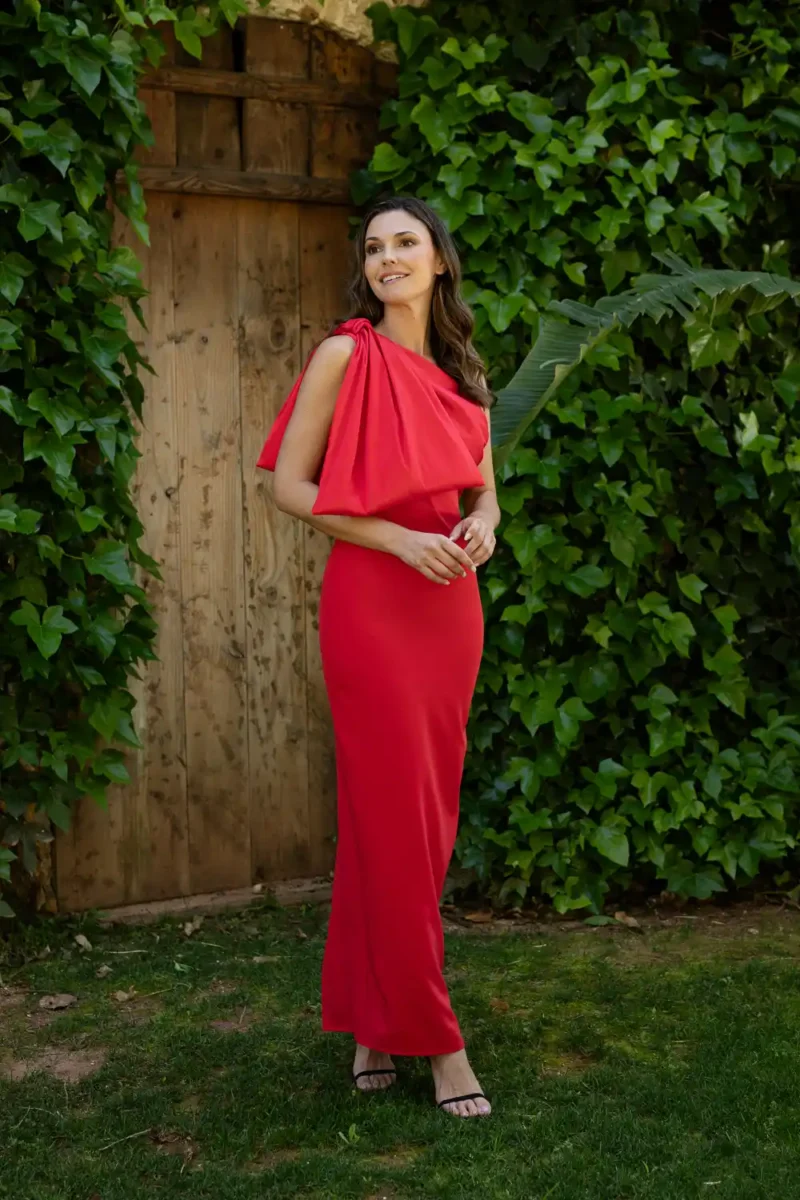 Vestido largo rojo con un maxi lazo en el hombro. Escote y espalda asimétricos.