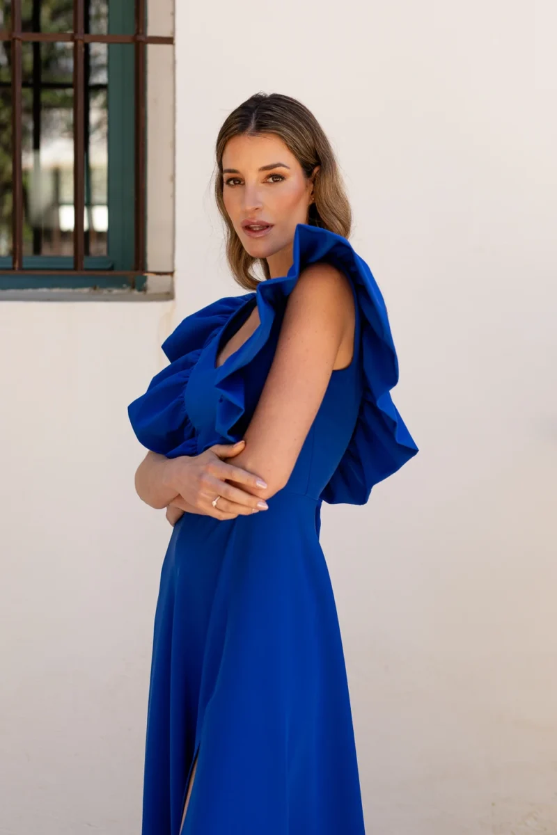 Vestido largo tinta con maxi volantes y corte evasé. Escote y espalda en V.