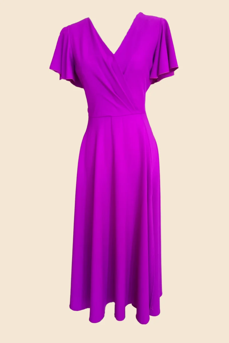 Vestido midi fucsia con escote en forma de pico.