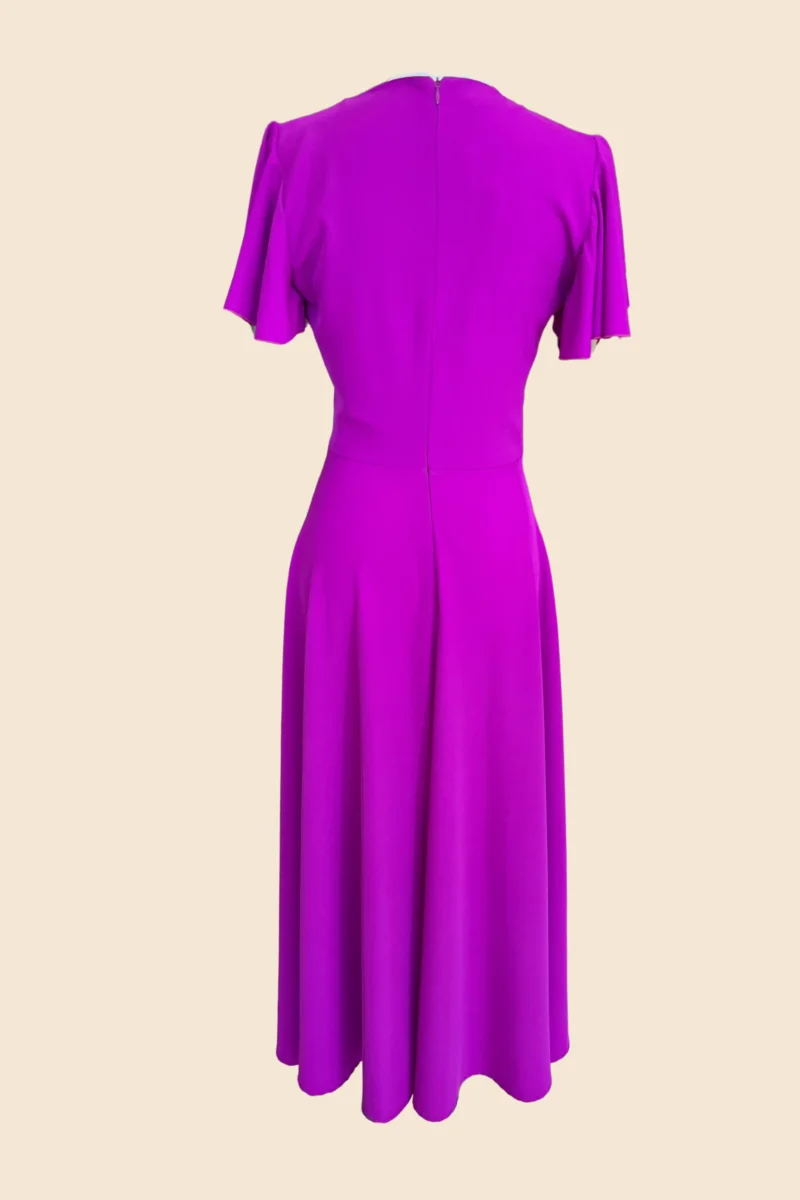 Vestido midi fucsia con escote en forma de pico.