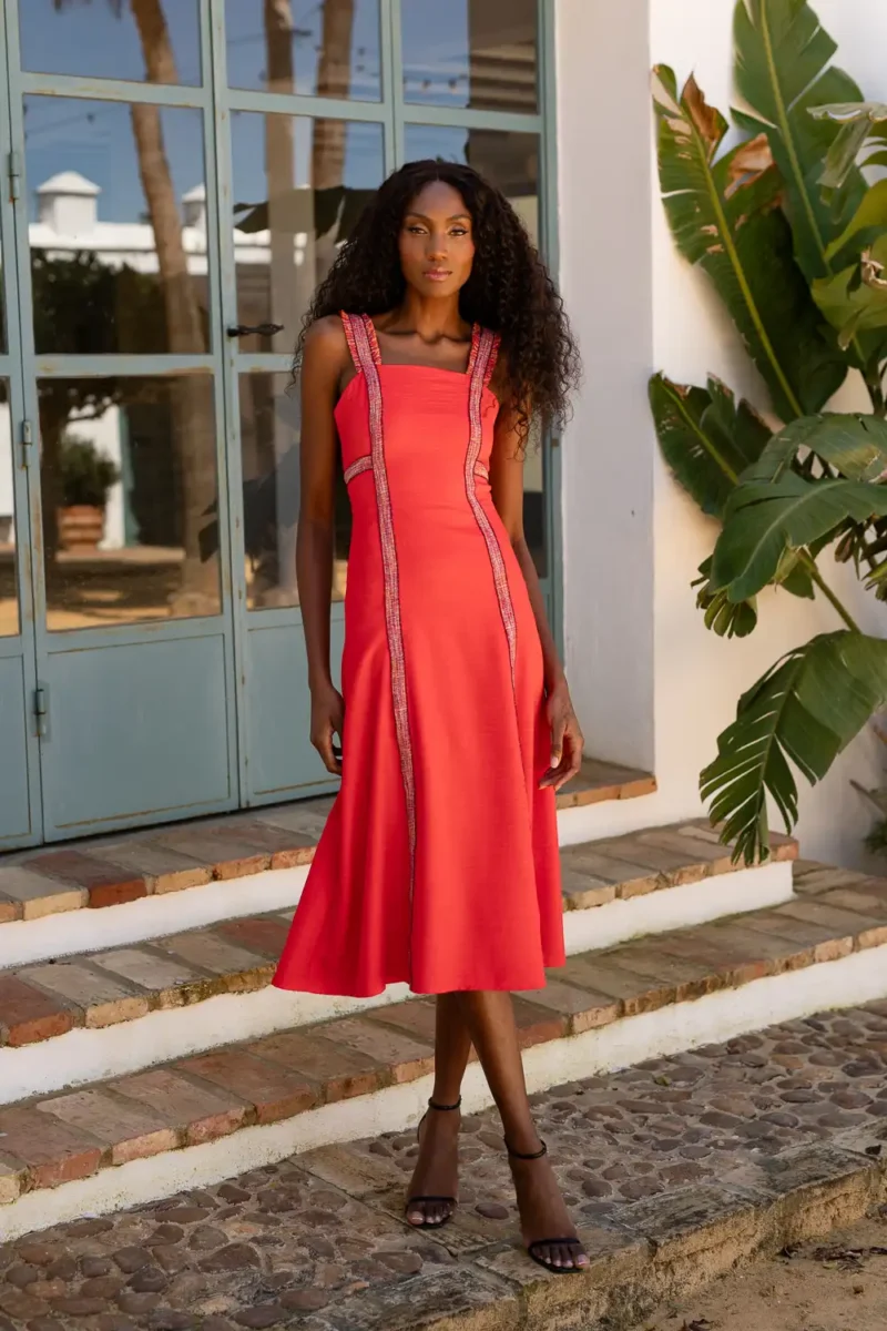 Vestido midi en color rojo rústico con tirantes y pasamanería. Escote en forma de caja.