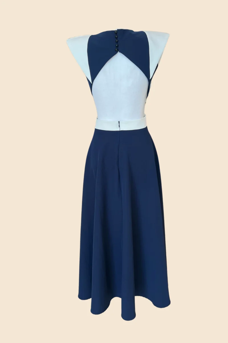Vestido midi marino con alerones de color blanco.