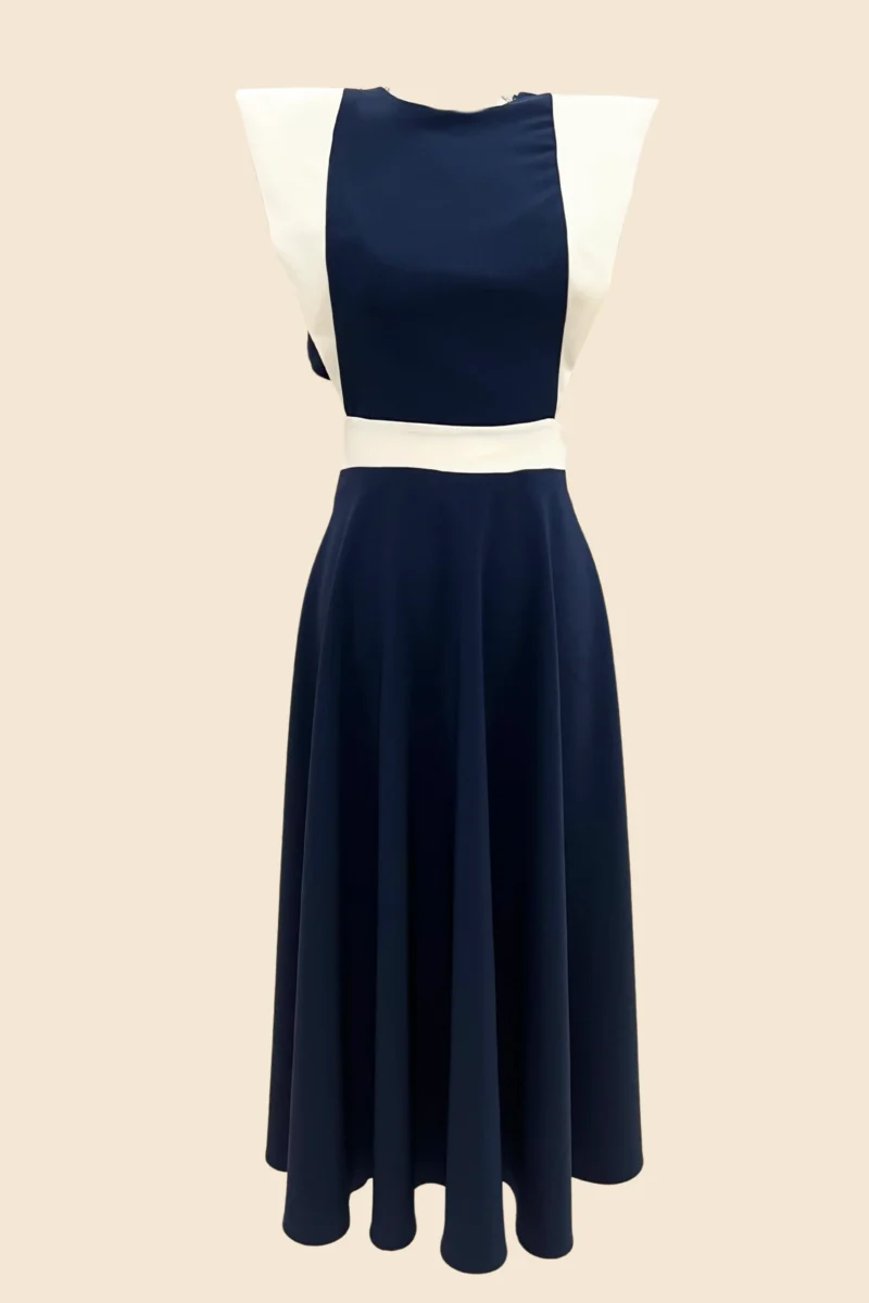 Vestido midi marino con alerones de color blanco.