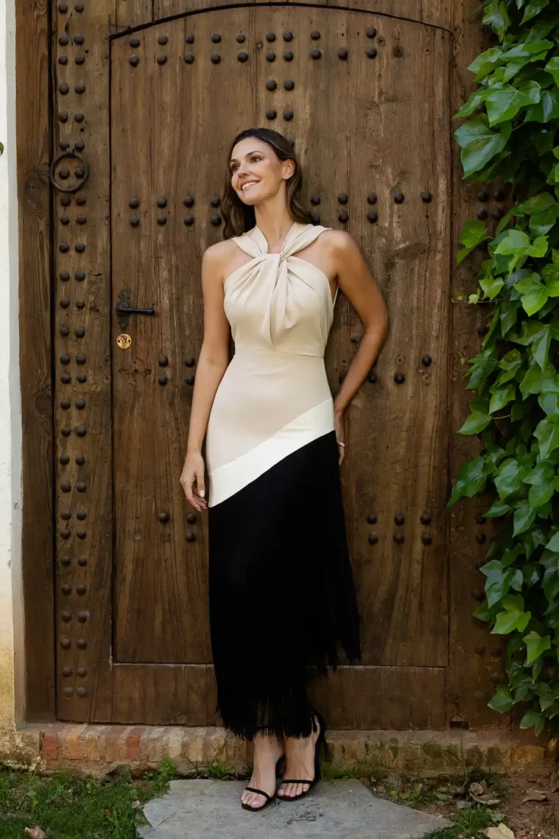 Vestido midi beige con flecos y cuello halter.