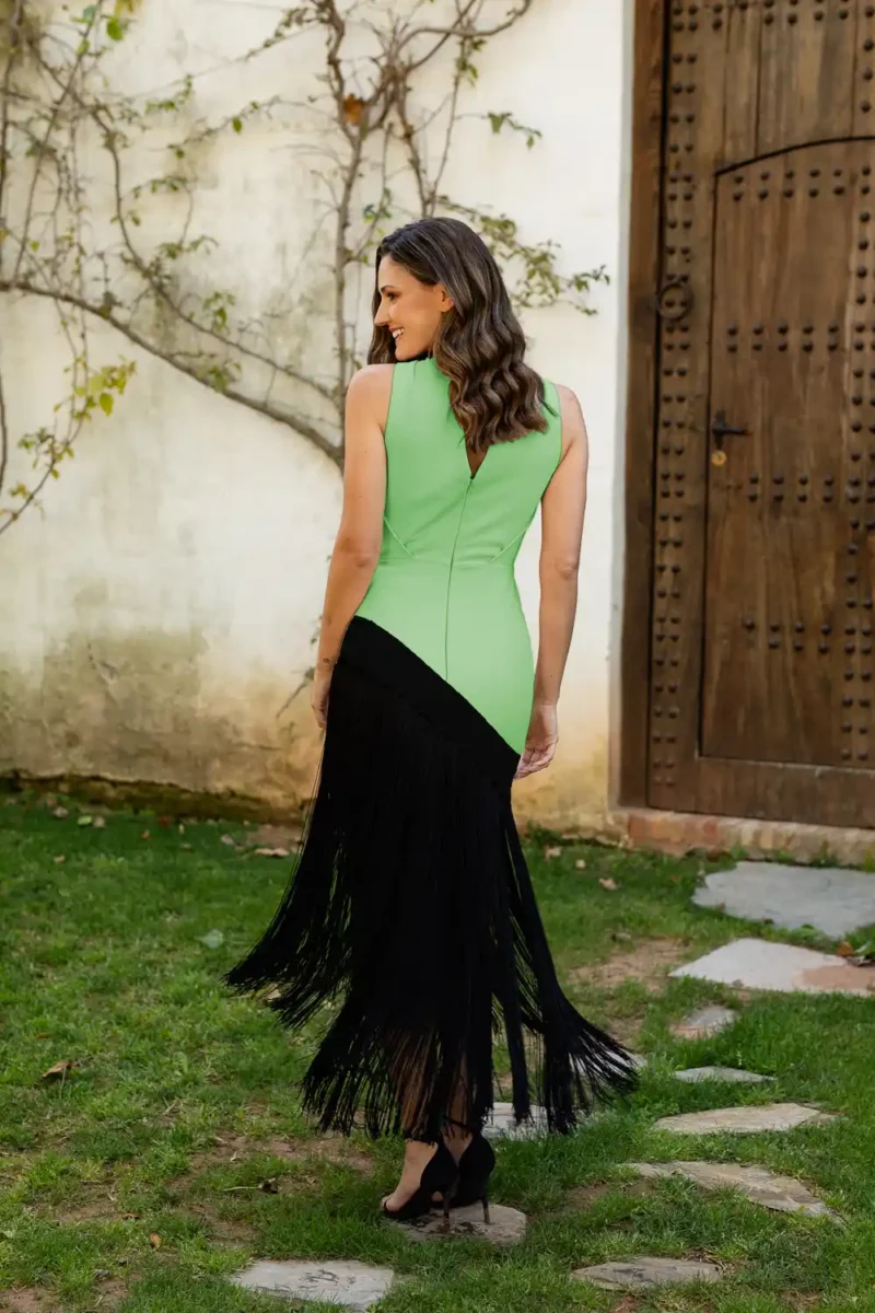 Vestido midi con flecos en color manzana y cuello halter.
