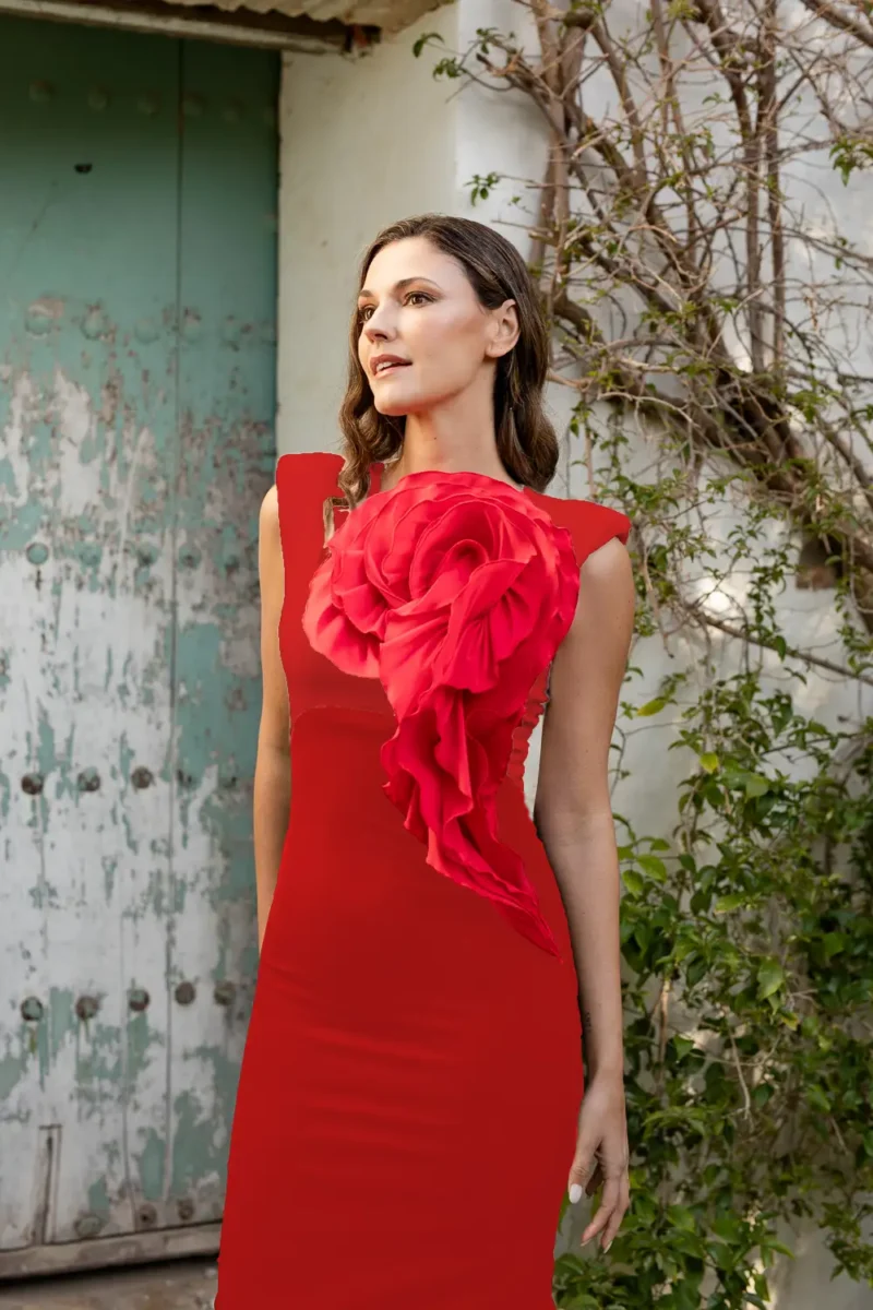 Vestido midi rojo con maxi flor en el pecho. Escote y espalda cerrados.