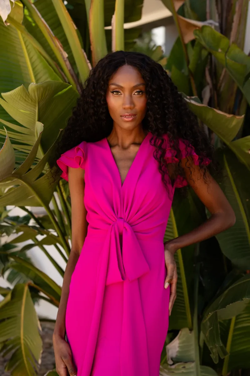 Vestido midi buganvilla con volantes y un lazo bajo en la cintura.